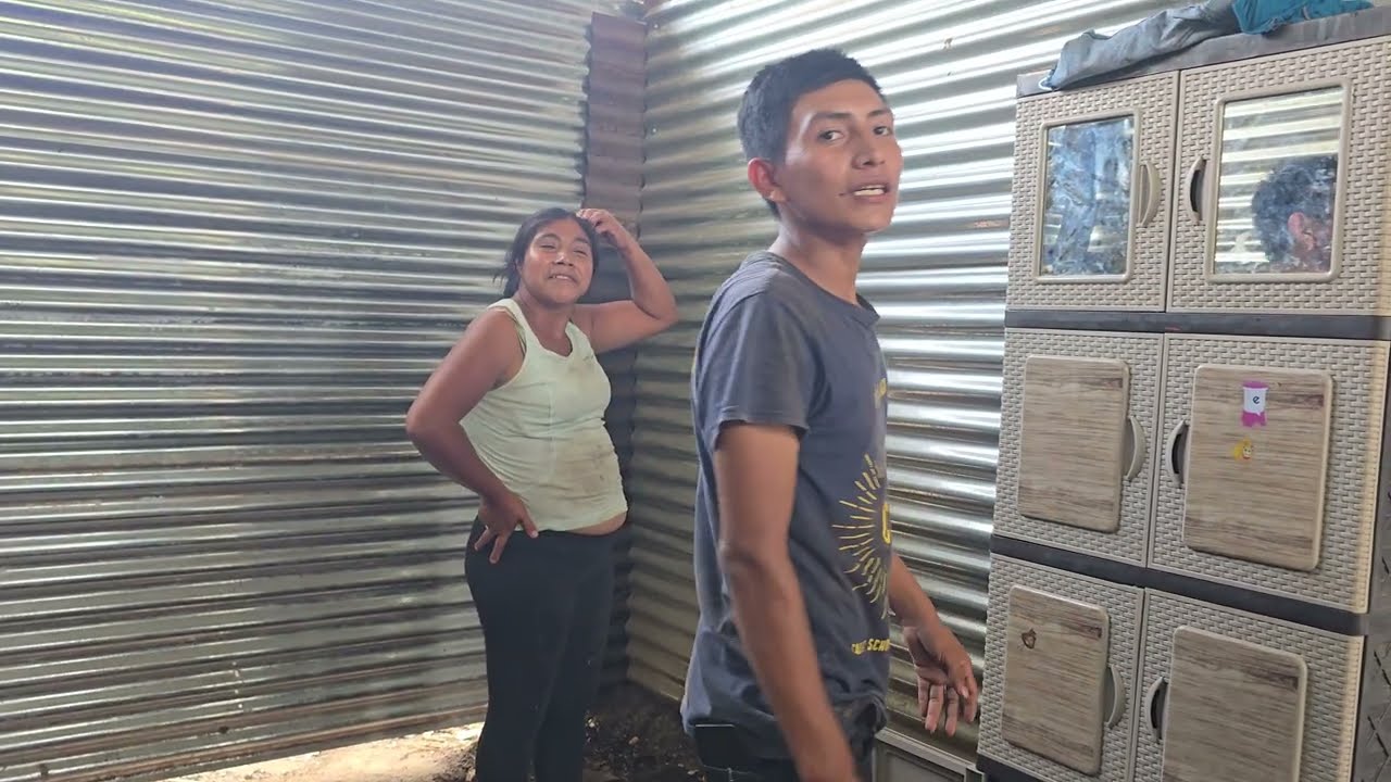 Maribel y Juanito ayudan a Pasar Todas Las Cosas a la Casa Nueva