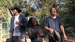 記念撮影でなぜかハイテンションなひろゆき