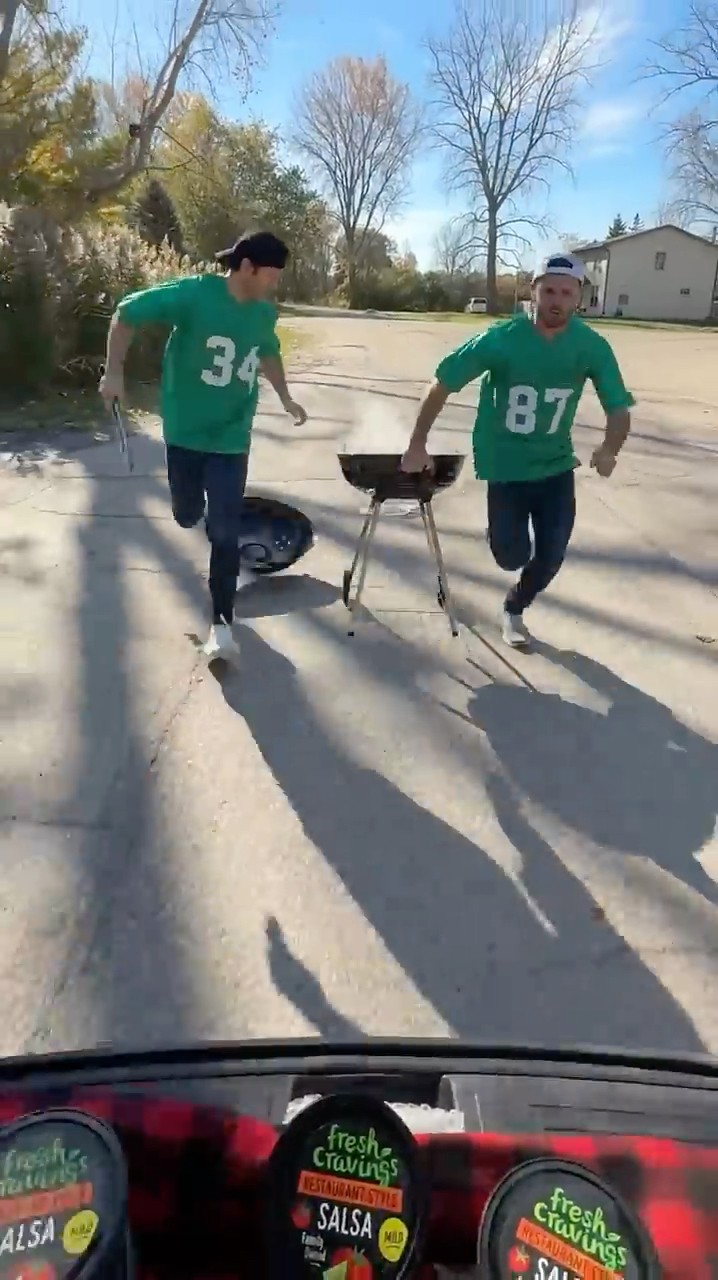 Sprinting while tailgating, with @freshcravings #ad #freshcravingspartner #cravegoodness