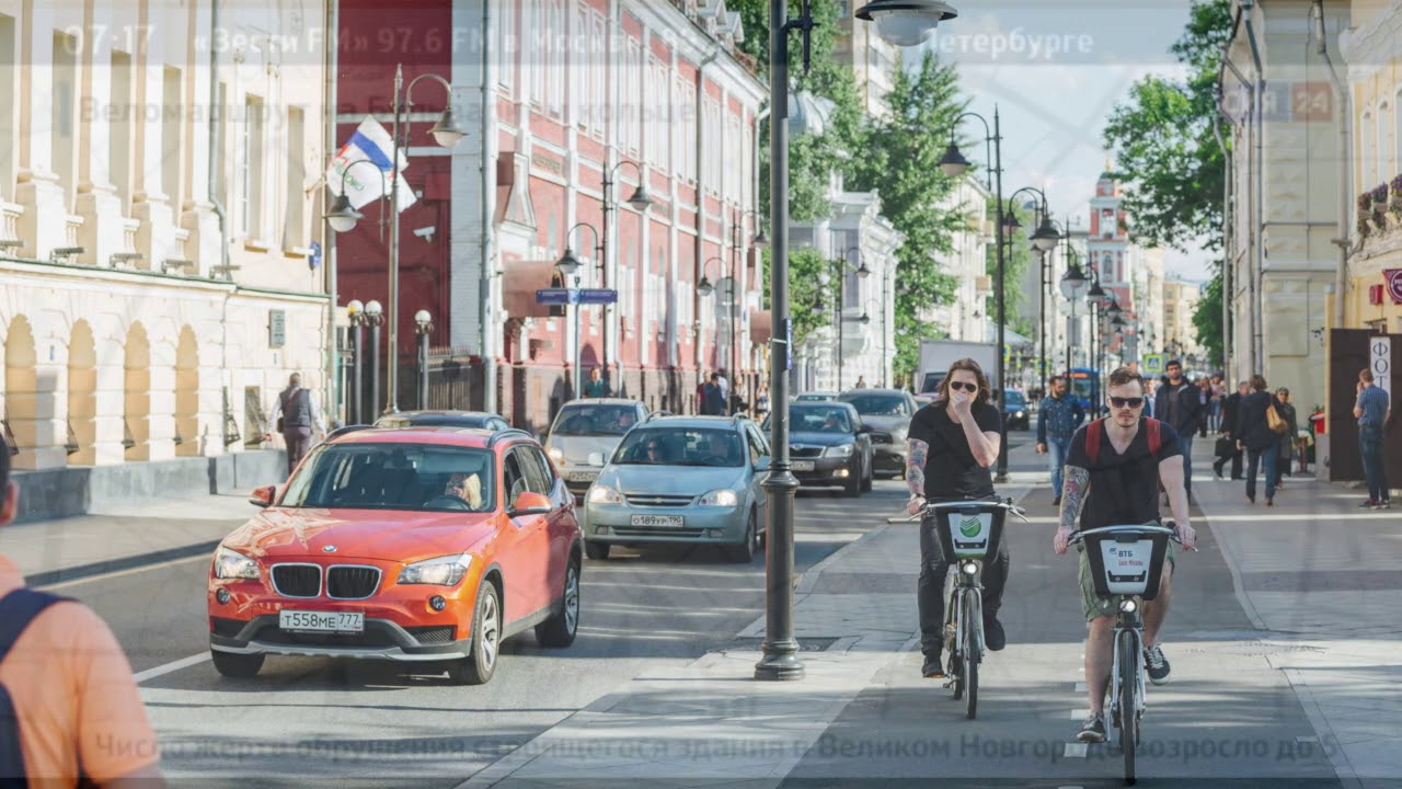 Street let. Велодорожка Пятницкая. Лужники велодорожка. Современная улица. Современный город с людьми.