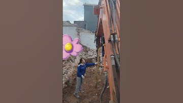 Máy xúc đóng cọc tre làm móng nhà