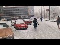 Muškarac u centru Sarajeva potpuno bos, u šorcu i bez majice šeta ulicama grada