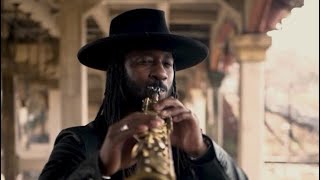 Maxwell ‘Fortunate’ was begging for sax