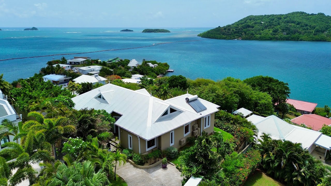 Villa d’Architecte à Vendre au Robert 🌊 Vue Mer & Accès Ponton Privé