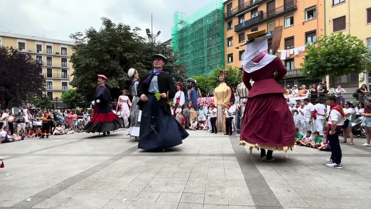 Vals de los gigantes de Pasaia, en la gigantada de Trintxerpe