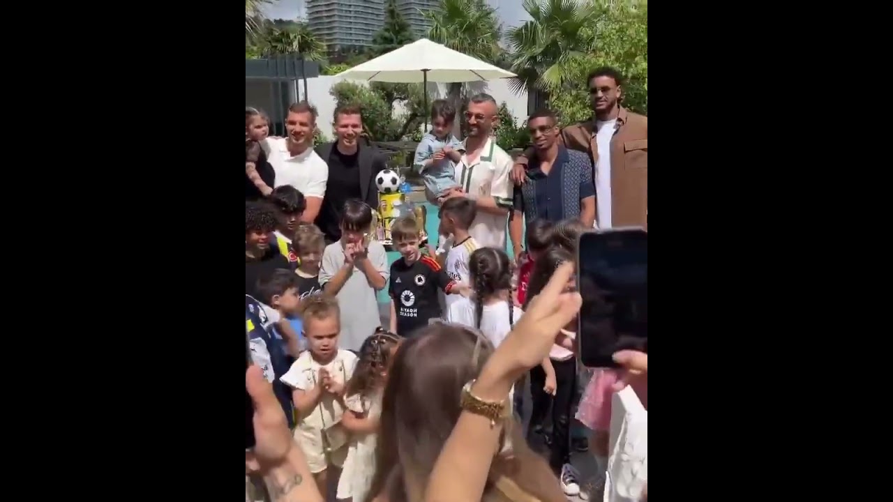 Fenerbahçe oyuncuları Serdar Aziz'in oğlunun doğum gününde