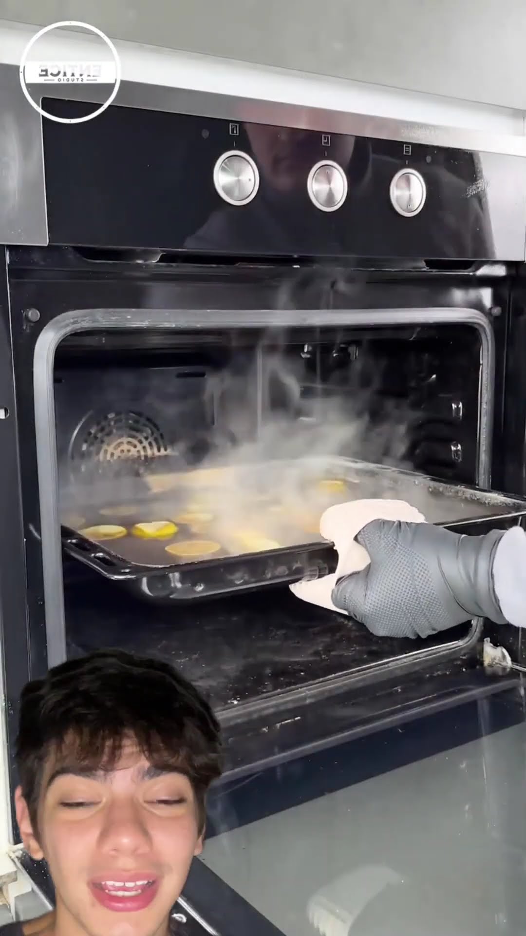 Forno limpo sem esforço! ? Água, vinagre, limão e bicarbonato fazem a mágica acontecer! Já testou?