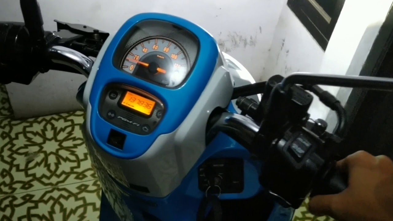 Scoopy F1 2017 R12 Putih Biru