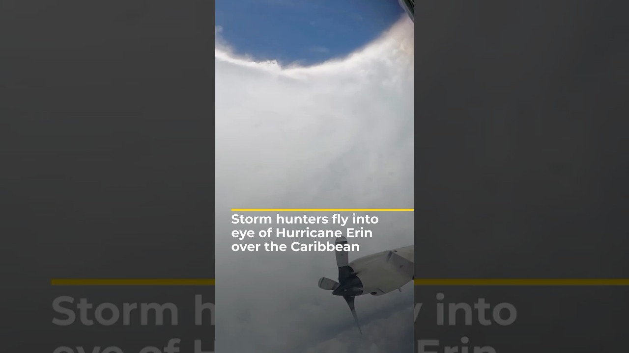 طائرات استطلاع العواصف تحلق فوق عين إعصار إيرين فوق منطقة البحر الكاريبي | AJ #shorts
