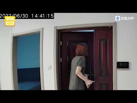 外卖小哥太帅女子乐到变形，被男友当场从监控抓包，下一幕亮了！