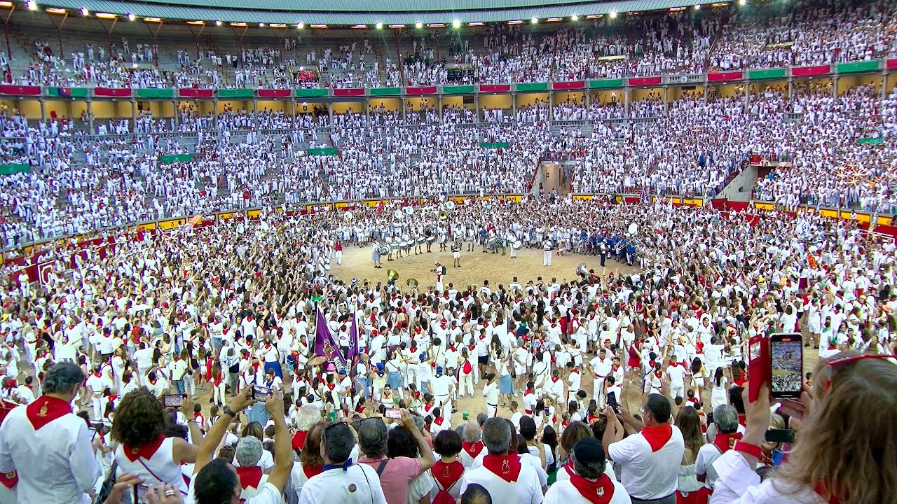 Despedida y salida de las Peñas desde la plaza de toros 14 Julio 