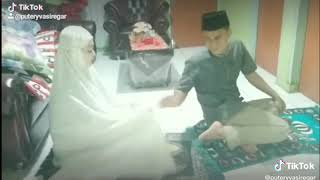 Seorang suami istri lagi romantis sholat bagaikan raja dan ratu..