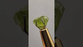 Český drahokam: Olivín (Peridot) ze Smrčí – 4,10ct drahokamová surovina
