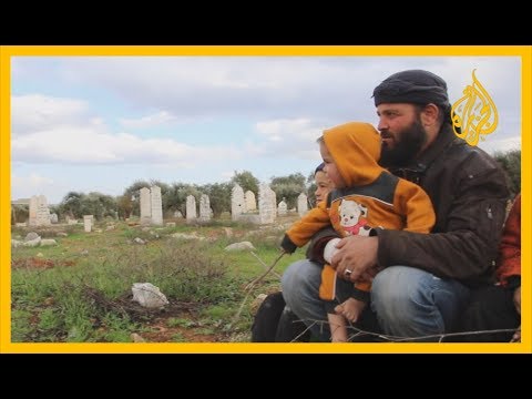 بالفيديو.. عائلات نازحة تعيش في مقبرة بريف #إدلب