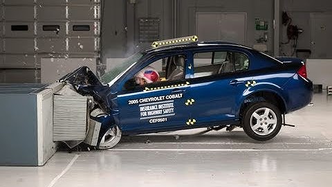 2005 Chevrolet Cobalt 4-door moderate overlap IIHS crash test