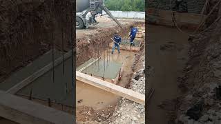 Первая бетонная тумба готова