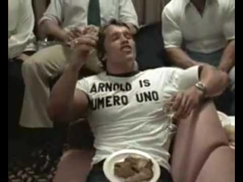 Promotional still from Commando (1985). Arnold schwarzenegger bodybuilding, Schw