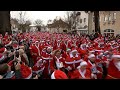 Сотни Санта-Клаусов бегут по Михендорфу в Германии в ежегодном рождественском забеге