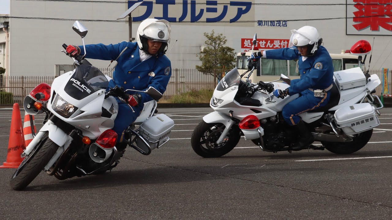 静岡県警察交通機動隊】白バイ特別訓練員による走行展示 - YouTube