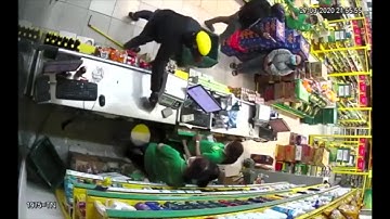 HAI TÊN CƯỚP DÙNG SÚNG UY HIẾP NHÂN VIỆN BÁCH HÓA XANH CƯỚP TIỀN TÁO TỢN