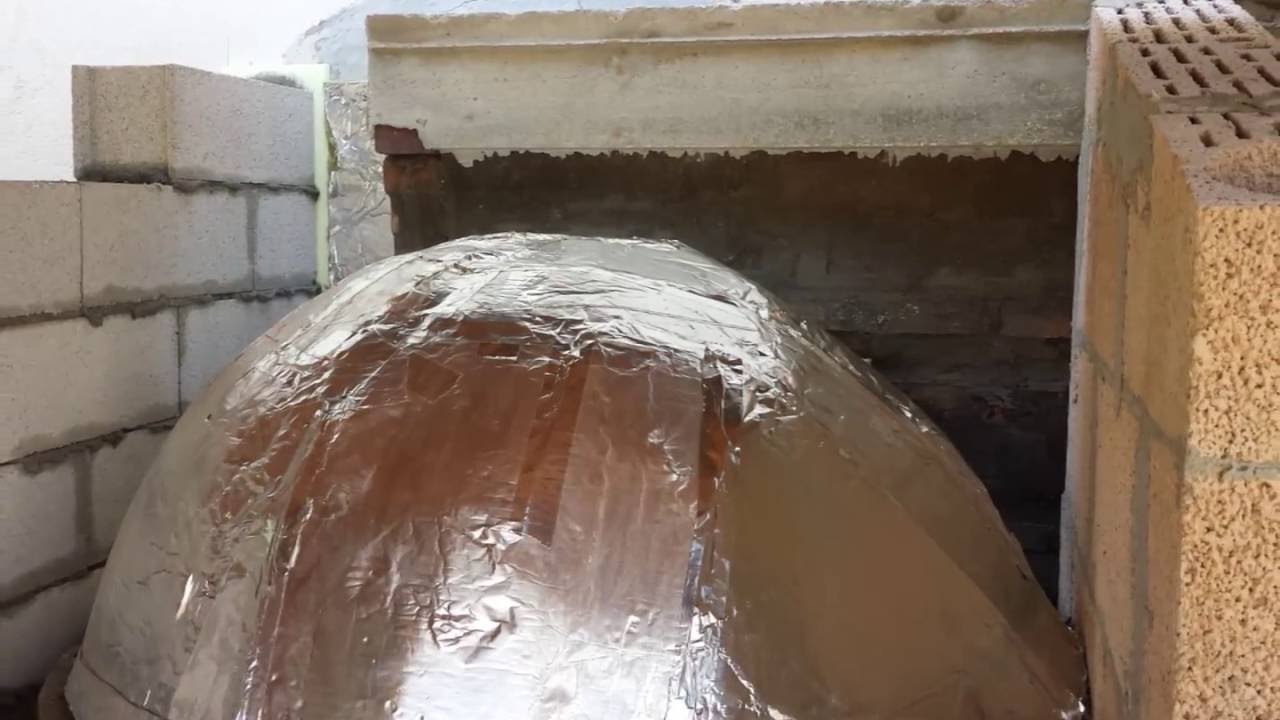 Four à pizza et pain feux de bois traditionnel en briques réfractaire