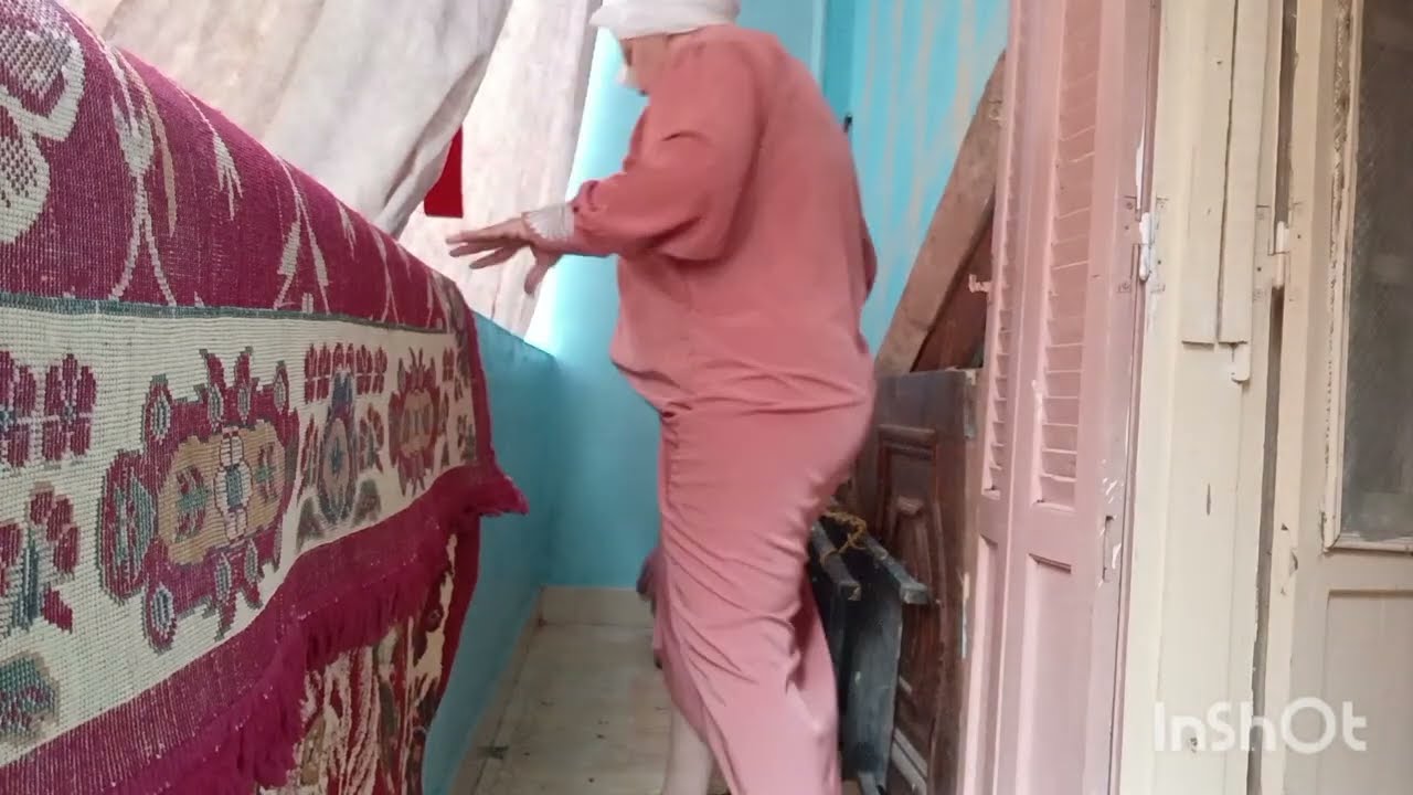 كانت كلها تراب  وعايزه تتمسح 