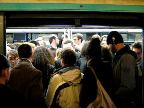 Vídeo: Como Andar De Metrô Na Hora Do Rush