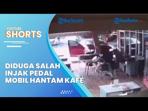 Sebuah Mobil Hantam Kafe Diduga Salah Injak Pedal, Ibu dan Balita Nyaris Jadi Korban