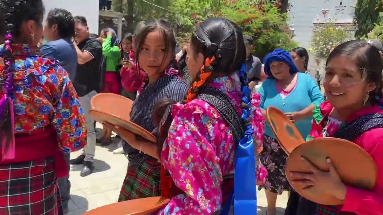 Recibimiento al Arsobispo Pedro Vasquez Villalobos en San Mateo Mixtepec, Tierra de los comales.
