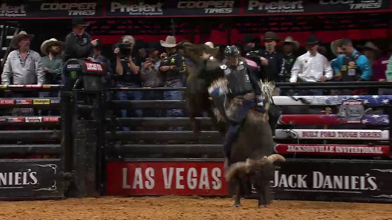 Luciano de Castro rides Air Marshall for 87 points