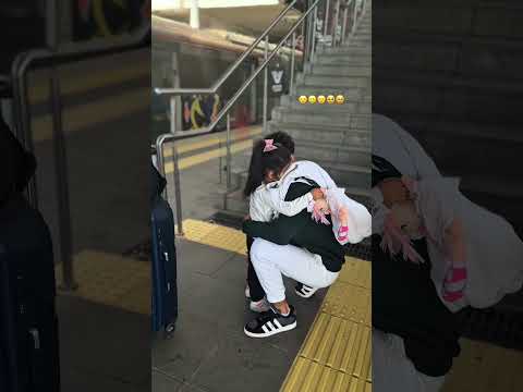 كارولين ما قدرت تمسك دموعها وهي تود ع مودي