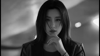 Under the silver rain I wait for you