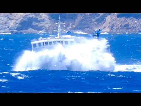 O Σκοπελίτης “παλεύει” με τα κύματα του Αιγαίου! Sailing to the rough Aegean Sea!