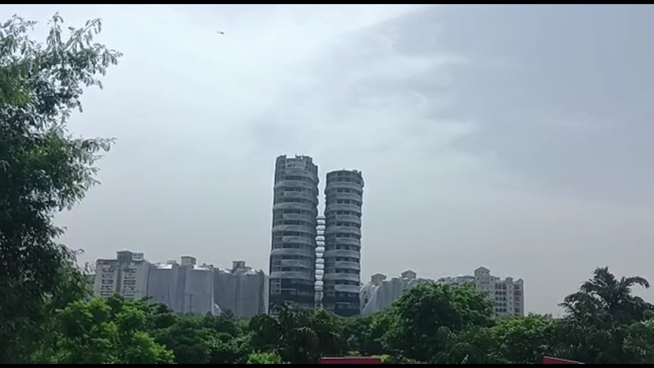 Watch Video of Last 3 Minutes of Supertech Noida Twin Tower Demolition | Live From Blast Site