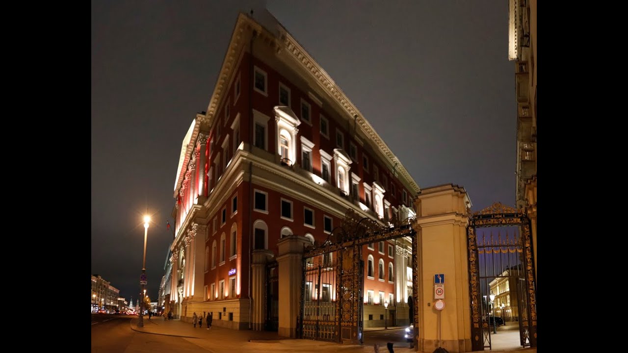 Вознесенский переулок в Москве с памятником королю советской песни ...