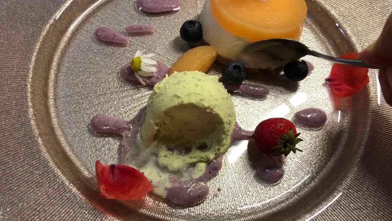 Melone Törtchen mit Basilikum Eis, Melon tartlet with basil ice cream,Tortino di melone al basilico
