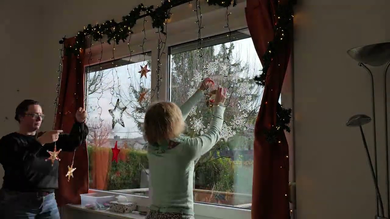 14.12.2025: Dekoratives Schaufenster schmücken in Rekordzeit