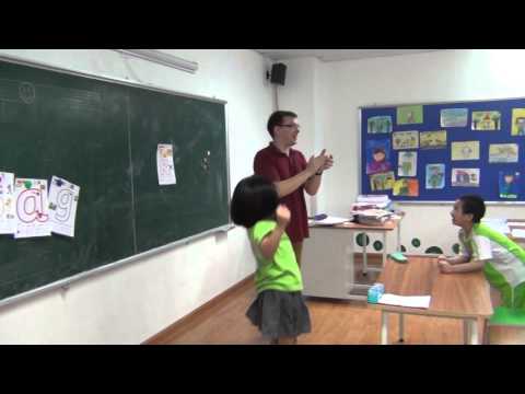Video [MẦM NON QUỐC TẾ IQ] Kết hợp cho trẻ chơi trò chơi và... - youtube