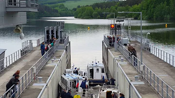 Může být omezeno použití povrchových vod k plutí plavidel?