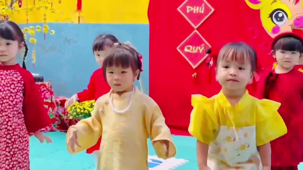 Khánh Đan múa Bé chúc Xuân