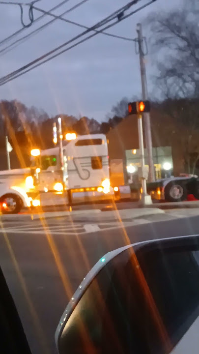 beautiful#kw#white#shiny#chromepipes#very#welllit#tealsidestripes#onmove#AM