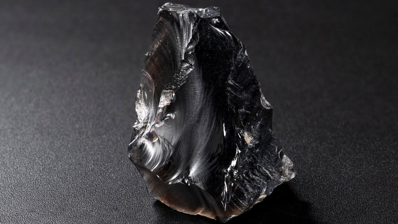 「黒曜石製の石器の破片」だと思います…。 触ると危険な石】黒曜岩の破片はカミソリのような鋭さ - YouTube