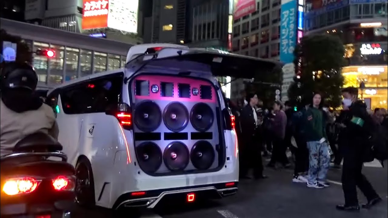 【無法地帯】交差点のど真ん中でオーディオ爆音、空ぶかし！改造車が渋谷ハロウィンを制す！