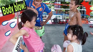 ทดสอบกล้ามท้องเรมินะกับพลังหมัดของรีนะ【ボディ打ち】Body blow!本気でいきます！REMINA VS RIINA!Muaythai【ムエタイ】