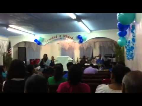 Pastora Sara Diaz, predicando campaa de jovenes: P...