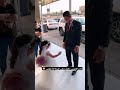اخت العروس صغيرة ماتقبل تنطي الوردة للعريس الة بالفلوس 