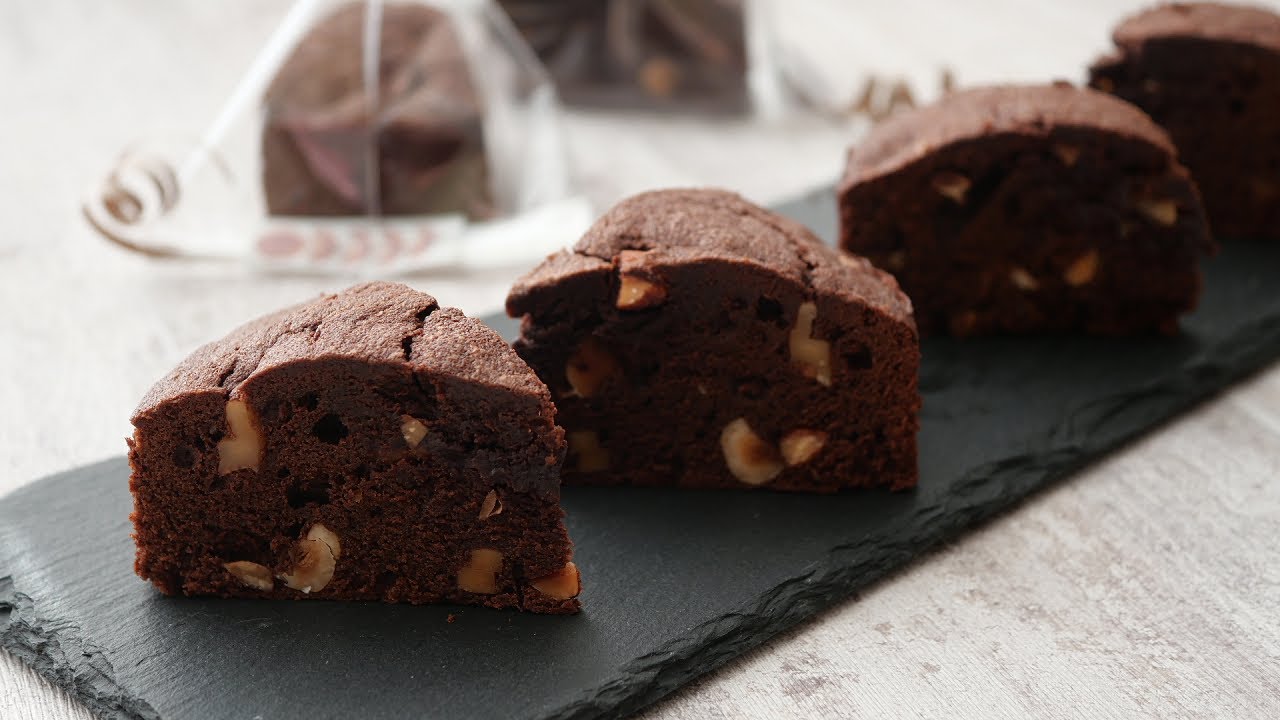 ナッツ入りも良いね♡生地も濃厚でぎゅっぎゅっ。チョコナッツケーキ  | Chocolate nut cake