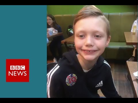 Boy spots Natural History Museum dinosaur gaffe - BBC News