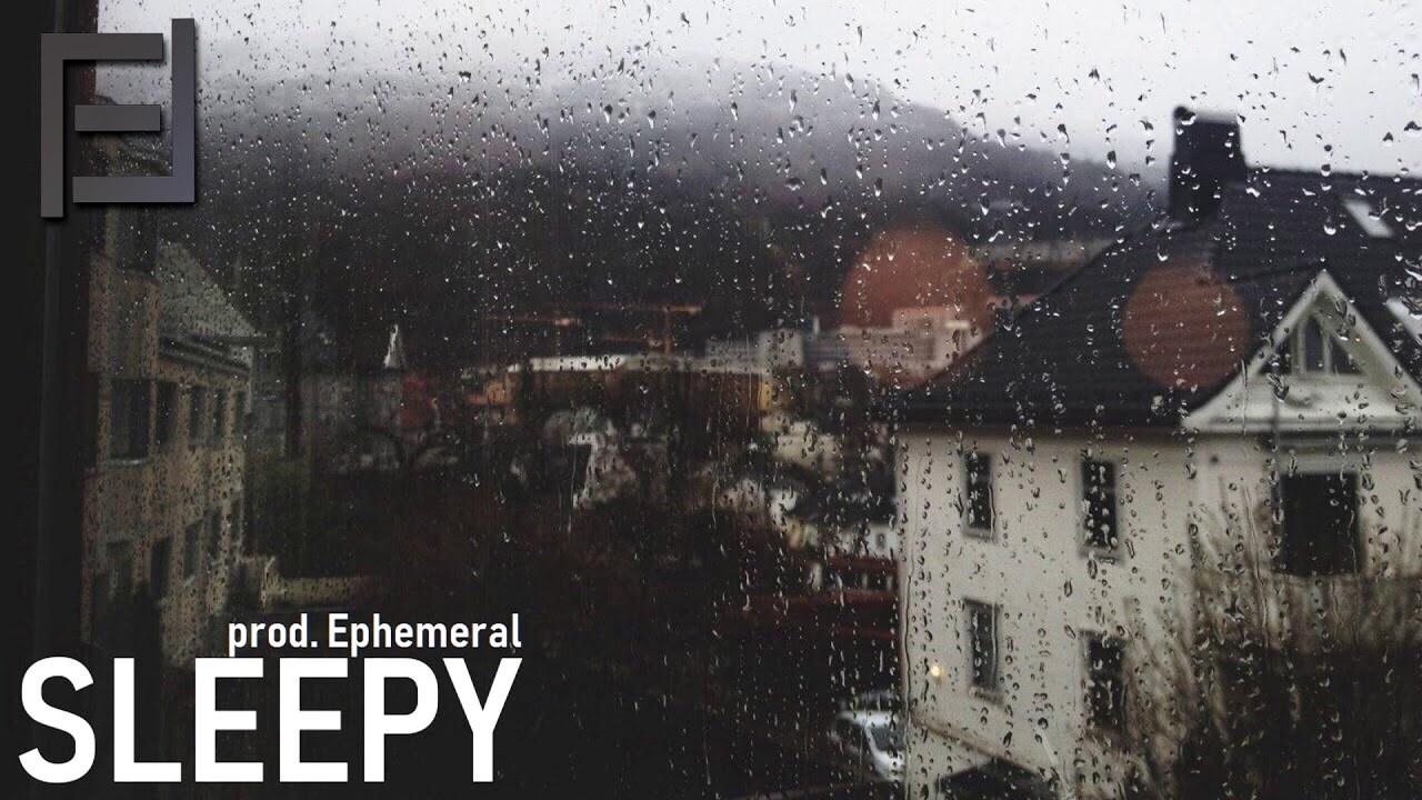 Вид из окна дома дождь