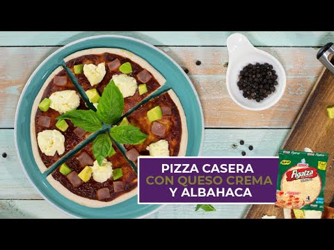 Receta de pizza casera con queso crema y albahaca